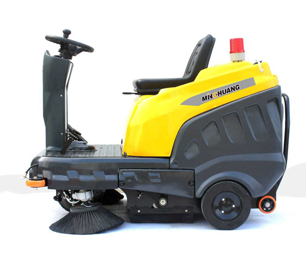 南博C120电动驾驶式扫地车